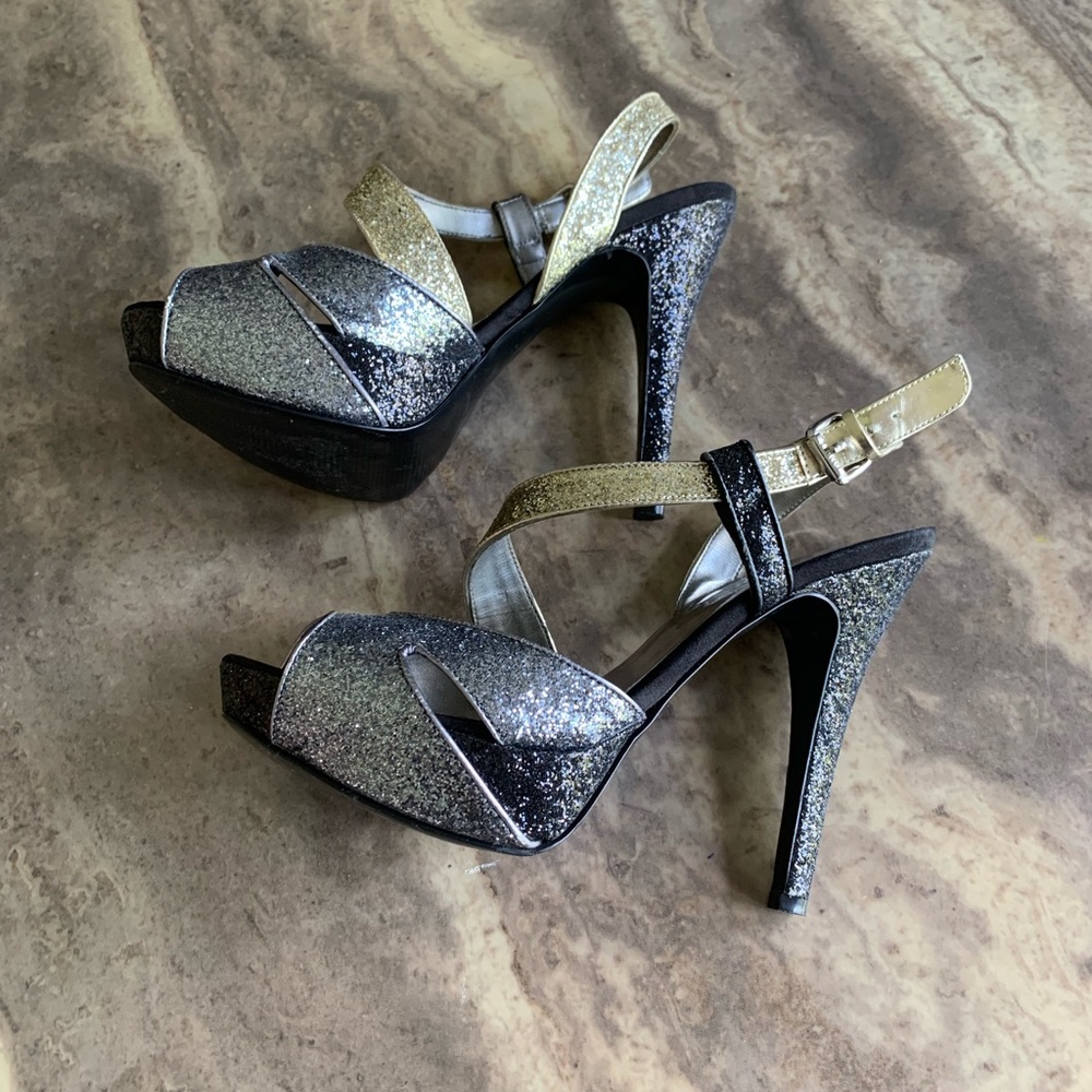 Guess size 9m. Tri colored. Very cute.